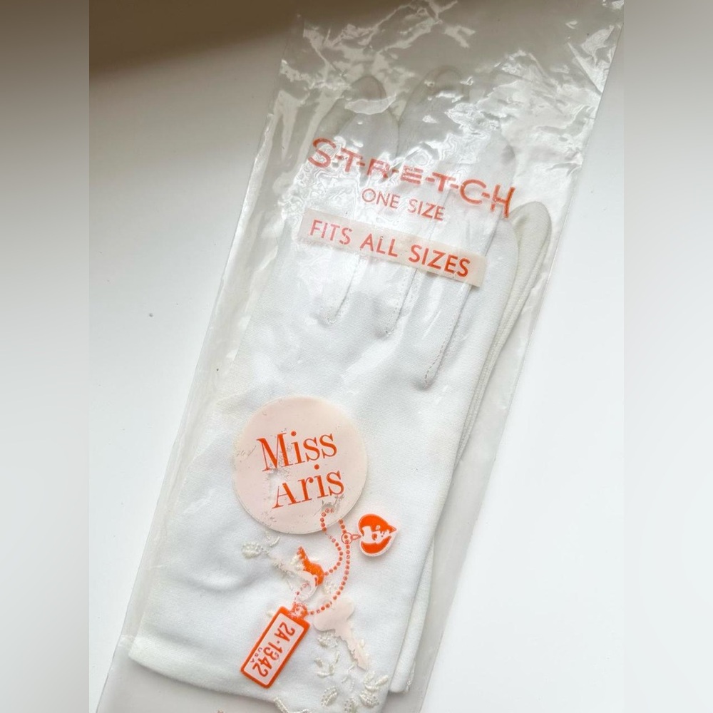 White Vintage Embroidered Gloves
